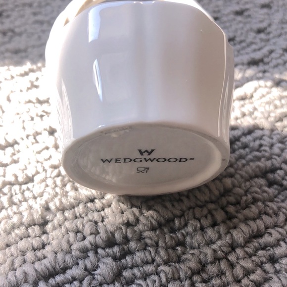 WEDGWOOD TINY EASTER BASKET - Picture 2 of 4